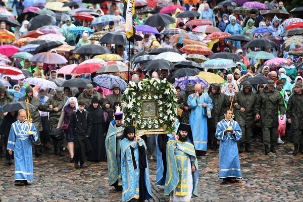 Участники крестного хода в праздник явления Казанской иконы Божией матери в Казани