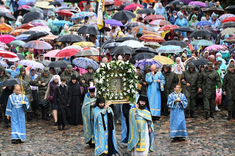 Участники крестного хода в праздник явления Казанской иконы Божией матери в Казани