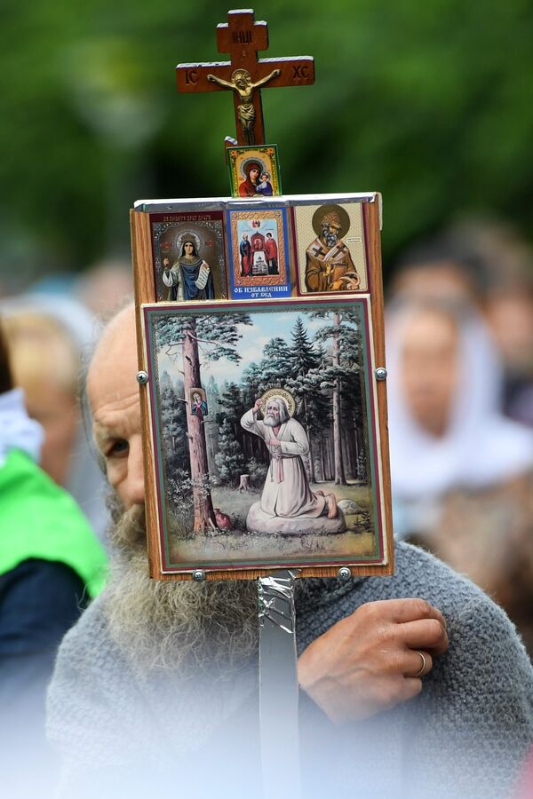 Участник крестного хода в праздник явления Казанской иконы Божией матери в Казани