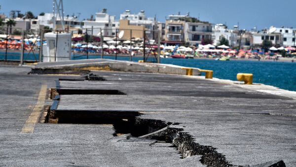 Последствия землетрясения в порту острова Кос в Греции
