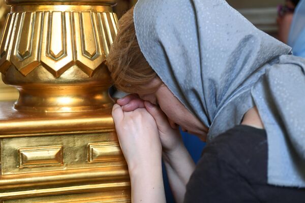 Верующая в Благовещенском соборе перед началом крестного хода в праздник явления Казанской иконы Божией матери в Казани