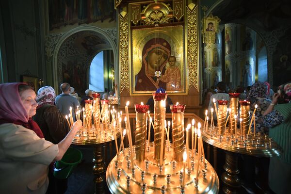 Верующие в Благовещенском соборе перед началом крестного хода в праздник явления Казанской иконы Божией матери в Казани