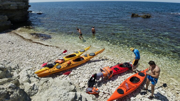 Туристы на берегу Черного моря на мысе Тарханкут в Крыму