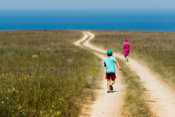 Отдыхающие на дороге к морю на мысе Тарханкут в Крыму