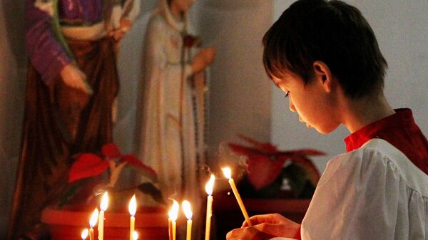 Мальчик-католик на праздничной службе в храме