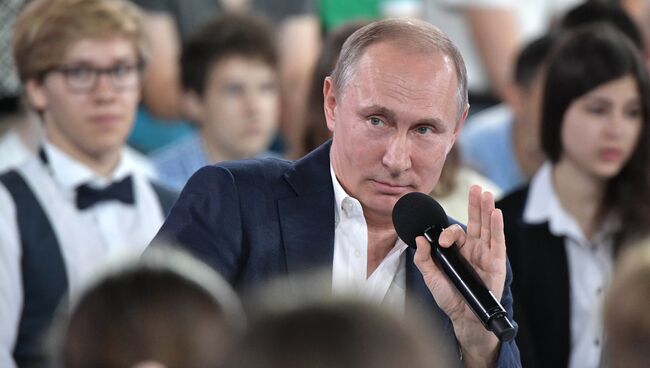 Путин во время Недетского разговора в образовательном центре для одаренных детей Сириус в Сочи. 21 июля 201