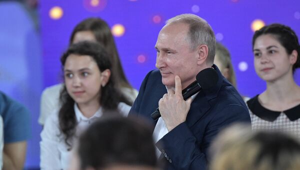 Владимир Путин во время Недетского разговора в образовательном центре для одаренных детей Сириус в Сочи. 21 июля 2017