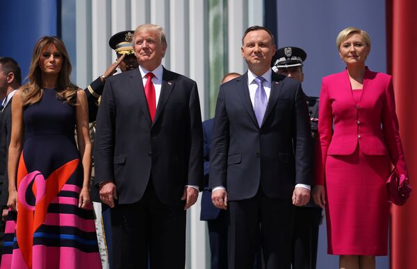 Президент США Дональд Трамп и президент Польши Анджей Дуда с супругами в Варшаве. 6 июля 2017 Президент США Дональд Трамп и президент Польши Анджей Дуда с супругами в Варшаве. 6 июля 2017