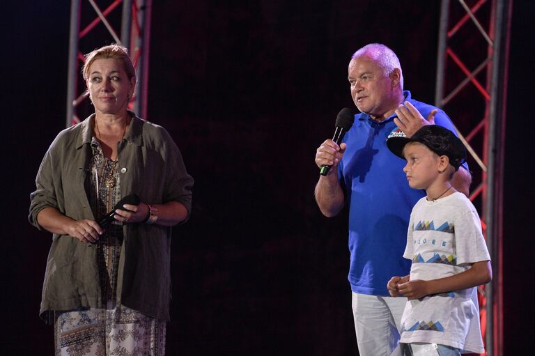 Генеральный директор МИА Россия сегодня Дмитрий Киселев и телеведущая Арина Шарапова на Международном джазовом фестивале Koktebel Jazz Party в Коктебеле