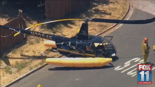 В Лос-Анджелесе вертолет совершил жесткую посадку на улице. Скриншот с видео