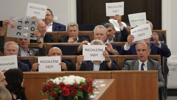 Оппозиционные сенаторы во время сессии сената о верховном судебном законодательстве в польском парламенте в Варшаве. 22 июля 2017