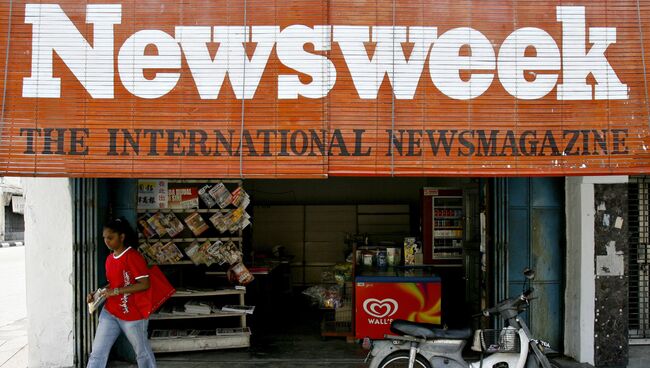 Рекламный щит журнала Newsweek на фасаде здания в Малайзии. Архивное фото