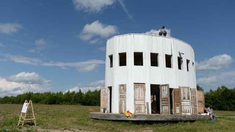 Арт-объект Ротонда на фестивале ландшафтных объектов Архстояние в деревне Никола-Ленивец в Калужской области. 22 июля 2017