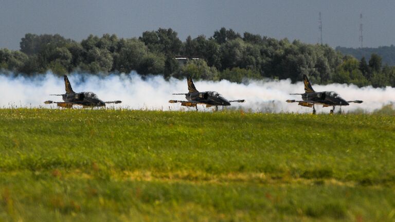 Пилотажная группа Русь на реактивных учебно-тренировочных самолётах Л-39 во время Международного авиационно-космического салона МАКС-2017 в Жуковском