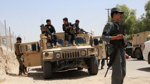 Службы безопасности Афганистана на бронемашине в ходе продолжающейся битвы с боевиками. Архивное фото