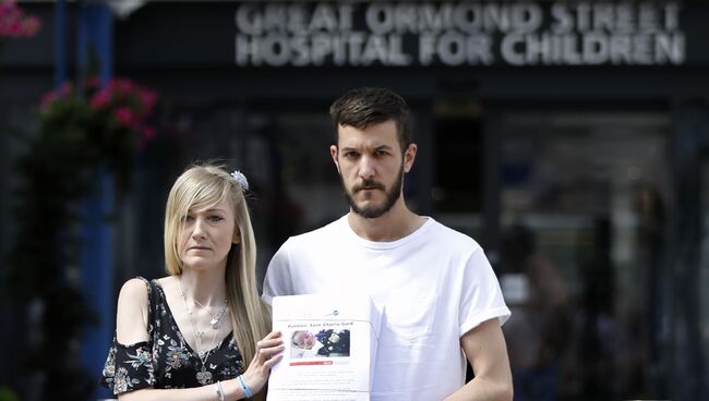 Конни Йейтс и Крис Гард, родители неизлечимо больного Чарли Гарда, с ходатайством о подписяx перед больницей  Great Ormond Street в Лондоне. 9 июля 2017