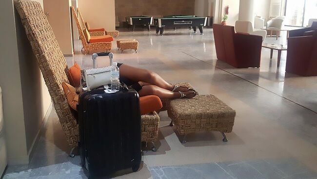 Турист в Лобби отеля Marmara Club-Hotel в городе Бодрум. 20 июля 2017