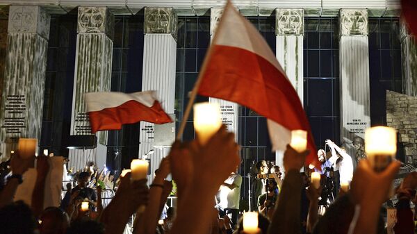 Свечи в руках антиправительственных демонстрантов напротив здания Верховного суда в Варшаве, Польша. 22 июля 2017