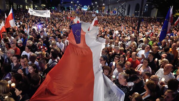 Демонстранты выступающие против реформы Верховного суда Польши напротив президентского дворца в Варшаве. 20 июля 2017