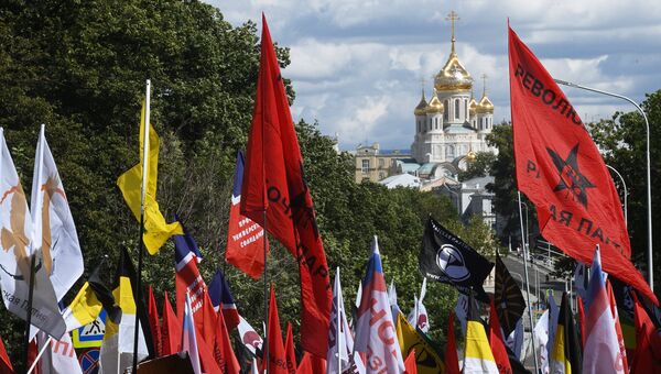 Флаги и плакаты на марше За свободный интернет в Москве. 23 июля 2017