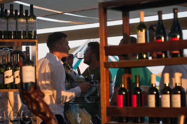 Посетители винно-гастрономического фестиваля In Vino Veritas в Коктебеле. 22 июля 2017 Посетители винно-гастрономического фестиваля In Vino Veritas в Коктебеле. 22 июля 2017
