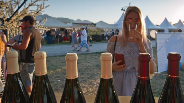 Посетительница винно-гастрономического фестиваля In Vino Veritas в Коктебеле