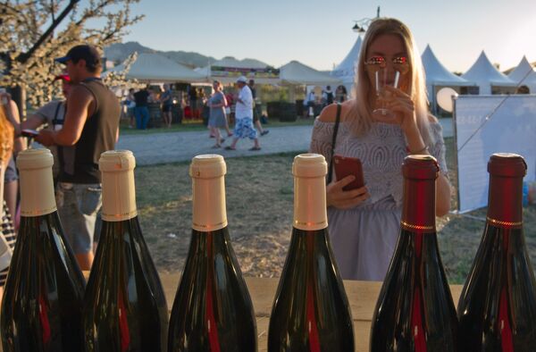 Посетительница винно-гастрономического фестиваля In Vino Veritas в Коктебеле Посетительница винно-гастрономического фестиваля In Vino Veritas в Коктебеле