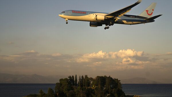 Самолет Boeing 767-300 авиакомпании Thomson Airways у аэропорта города Керкиры на греческом острове Корфу. 20 июня 2014
