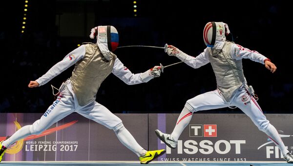 Россиянин Дмитрий Жеребченко и японец Тошия Саито на чемпионате мира по фехтованию в Лейпциге 23 июля 2017 года