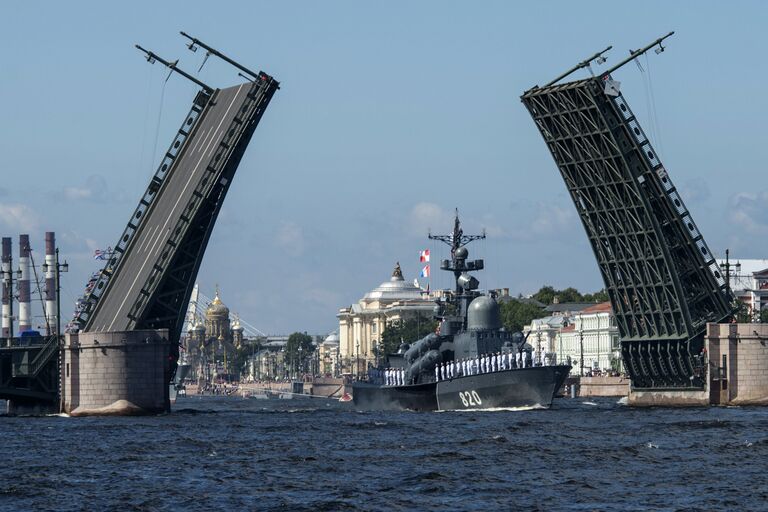 Ракетный катер Чувашия во время репетиции парада, посвященного Дню Военно-Морского Флота (ВМФ), в Санкт-Петербурге