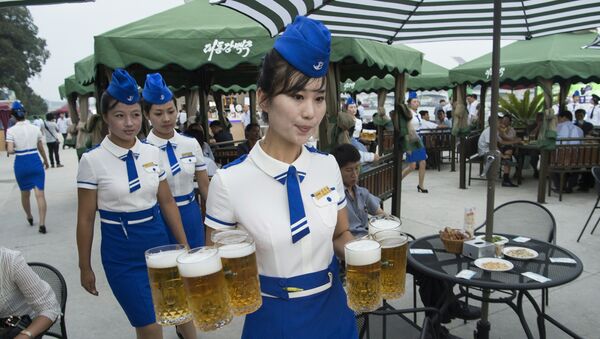 Официантка с кружками пива перед открытием пивного фестиваля Тэдонган в Пхеньяне. Архивное фото
