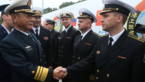 Военнослужащие военно-морских сил Китая во время торжественной встречи