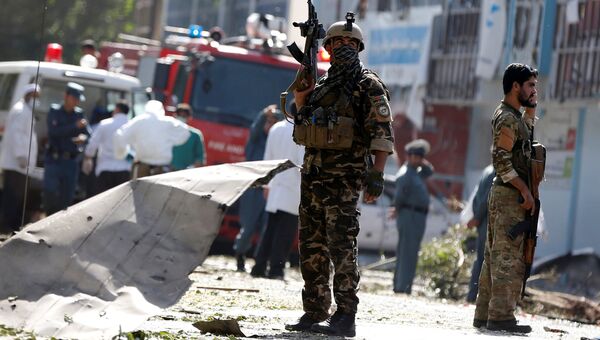 Афганский военный на месте взрыва в Кабуле, 24 июля 2017