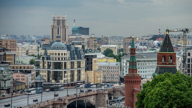 Вид на Константино-Еленинскую башню и Москворецкую башню в Москве. Архивное фото