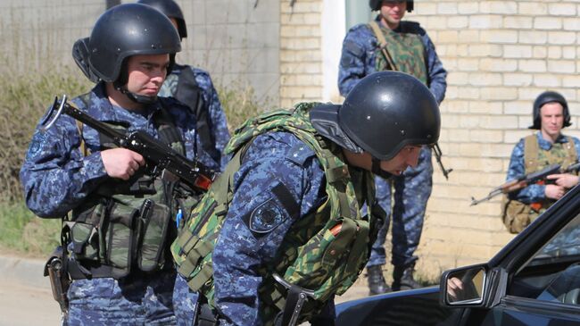 В Каспийске силовики эвакуировали жителей жилого дома, сообщил источник