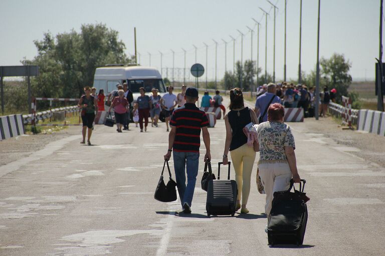 Люди на границе России и Украины