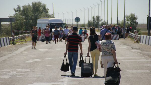 Люди на границе России и Украины в Крыму. Архивное фото