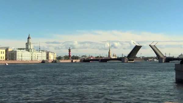 Мосты в Петербурге впервые развели днем для репетиции парада ко Дню ВМФ