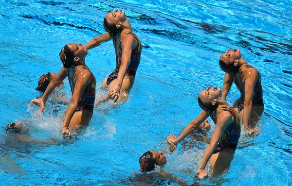 Спортсменки сборной России выступают с произвольной программой в финальных соревнованиях по синхронному плаванию среди групп на чемпионате мира FINA 2017