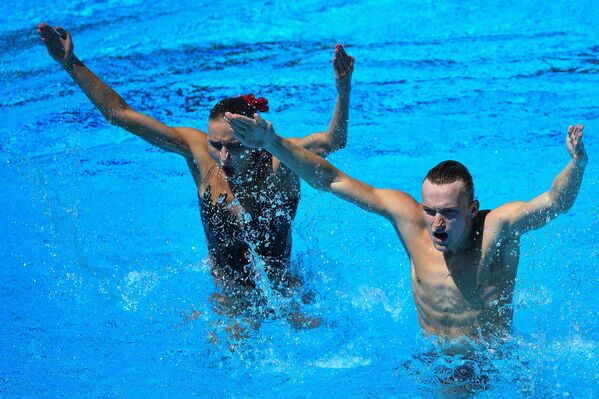 Михаэла Каланча и Александр Мальцев (Россия) выступают в финальных соревнованиях по синхронному плаванию среди смешанных дуэтов на чемпионате мира FINA 2017