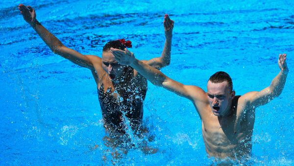 Михаэла Каланча и Александр Мальцев (Россия) выступают в финальных соревнованиях по синхронному плаванию среди смешанных дуэтов на чемпионате мира FINA 2017