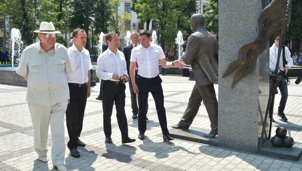 Дмитрий Медведев осматривает сквер Дружбы народов в Краснодаре. 24 июля 2017