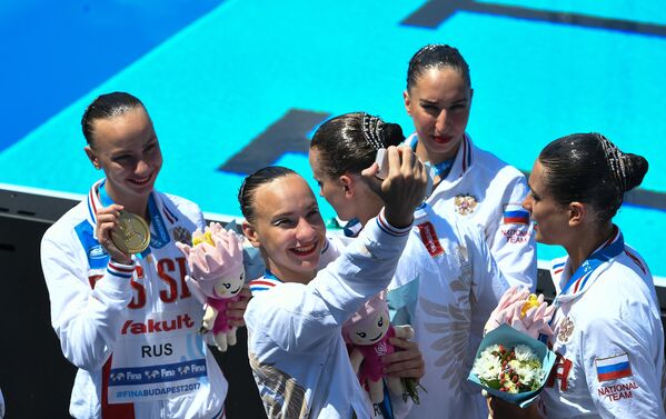 Спортсменки сборной России, завоевавшие золотые медали в групповых соревнованиях по синхронному плаванию на чемпионате мира FINA 2017