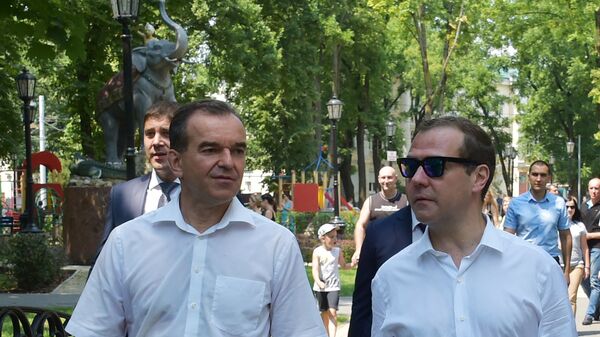 Дмитрий Медведев и губернатор Краснодарского края Вениамин Кондратьев во время посещения сквера Дружбы народов в Краснодаре. 24 июля 2017