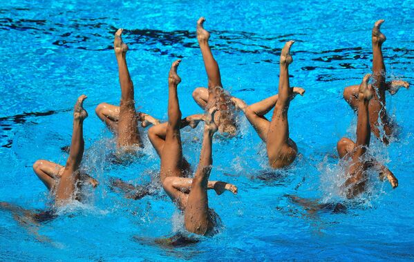 Спортсменки сборной России выступают с произвольной программой в финальных соревнованиях по синхронному плаванию среди групп на чемпионате мира FINA 2017