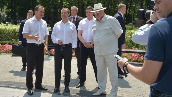 Дмитрий Медведев осматривает сквер Дружбы народов в Краснодаре. 24 июля 2017