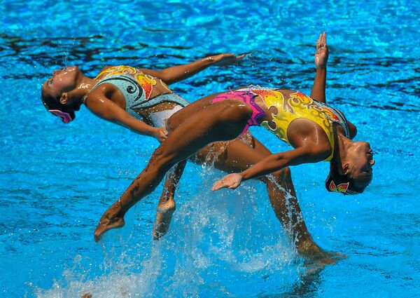 Спортсменки сборной Японии выступают с произвольной программой в финальных соревнованиях по синхронному плаванию среди групп на чемпионате мира FINA 2017