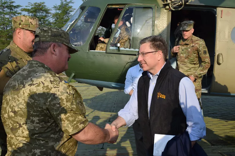 Спецпредставитель США по Украине Курт Волкер на Донбассе Спецпредставитель США по Украине Курт Волкер на Донбассе