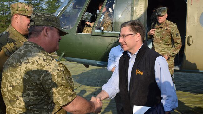 Спецпредставитель США по Украине Курт Волкер на Донбассе. Архивное фото