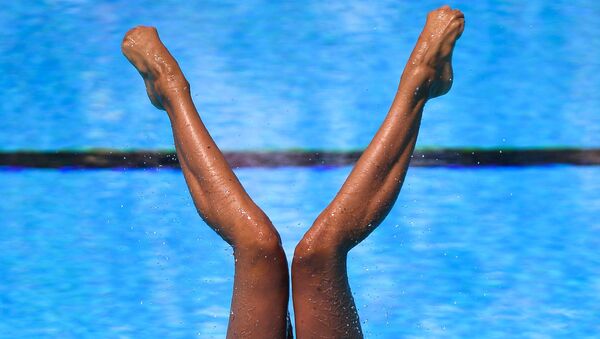 Констанца Ферро и Линда Черутти (Италия) выступают с технической программой в финальных соревнованиях по синхронному плаванию среди дуэтов на чемпионате мира FINA 2017